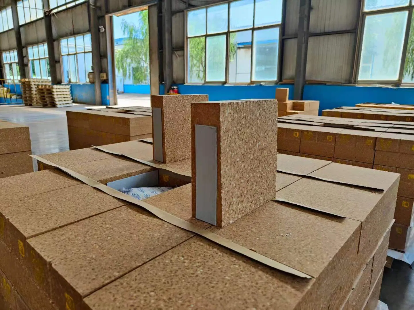 Магнезито-глиноземистый огнеупорный кирпич для зоны спекания