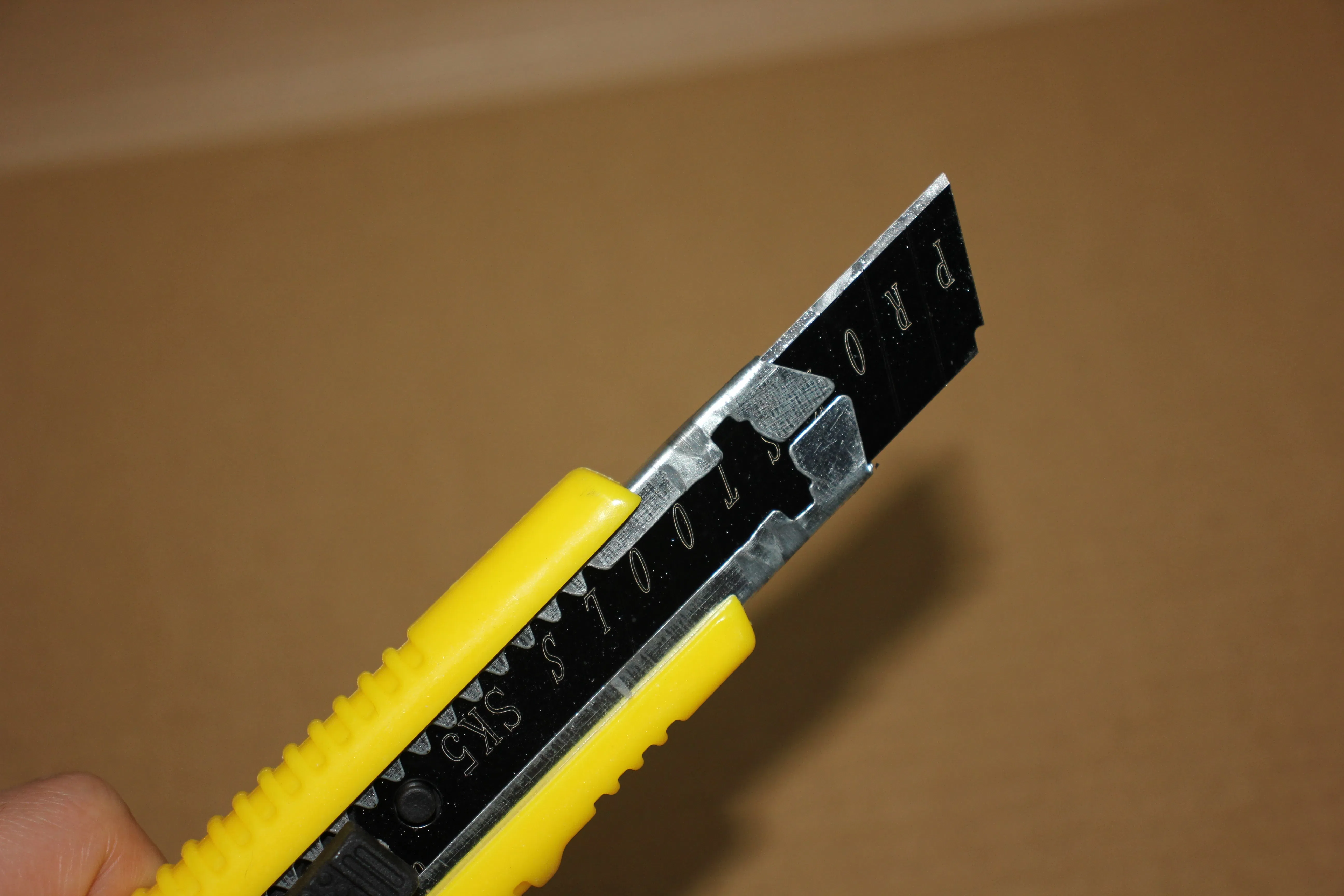 Customized 18mm Black-Edged Cutting Knife for All Decorative Needs