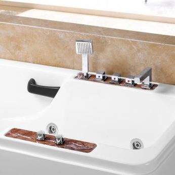 Угловая ванна с гидромассажем и аэромассажем