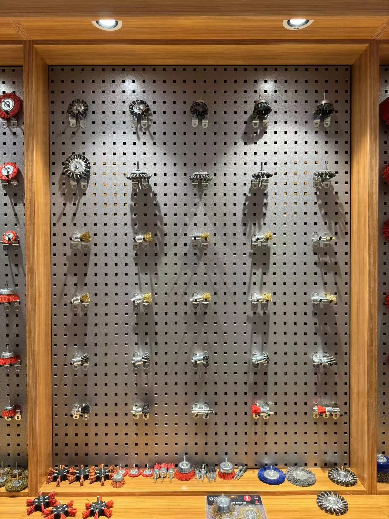 Heavy-Duty Twist Knot Wire Brushes for Metal Surface Finishing