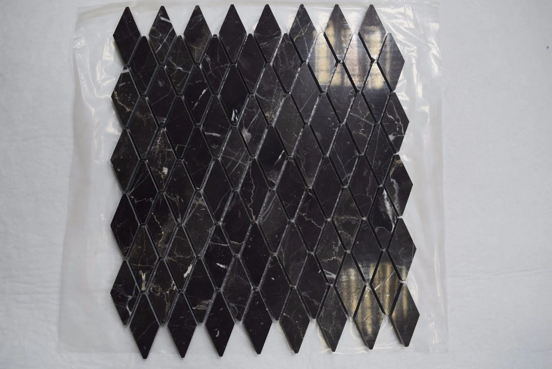 Мозаика Fish Scale из мрамора Emperador для пола и стен