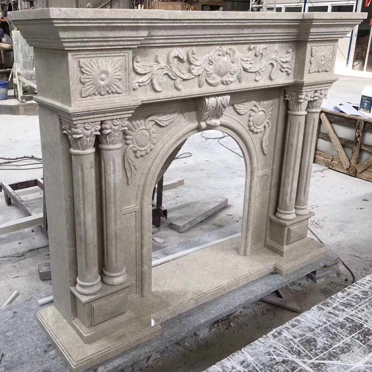 Каминный портал из белого мрамора с ручной резьбой