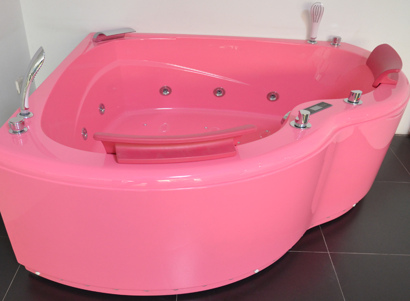 Угловая ванна с гидромассажем в форме сердца