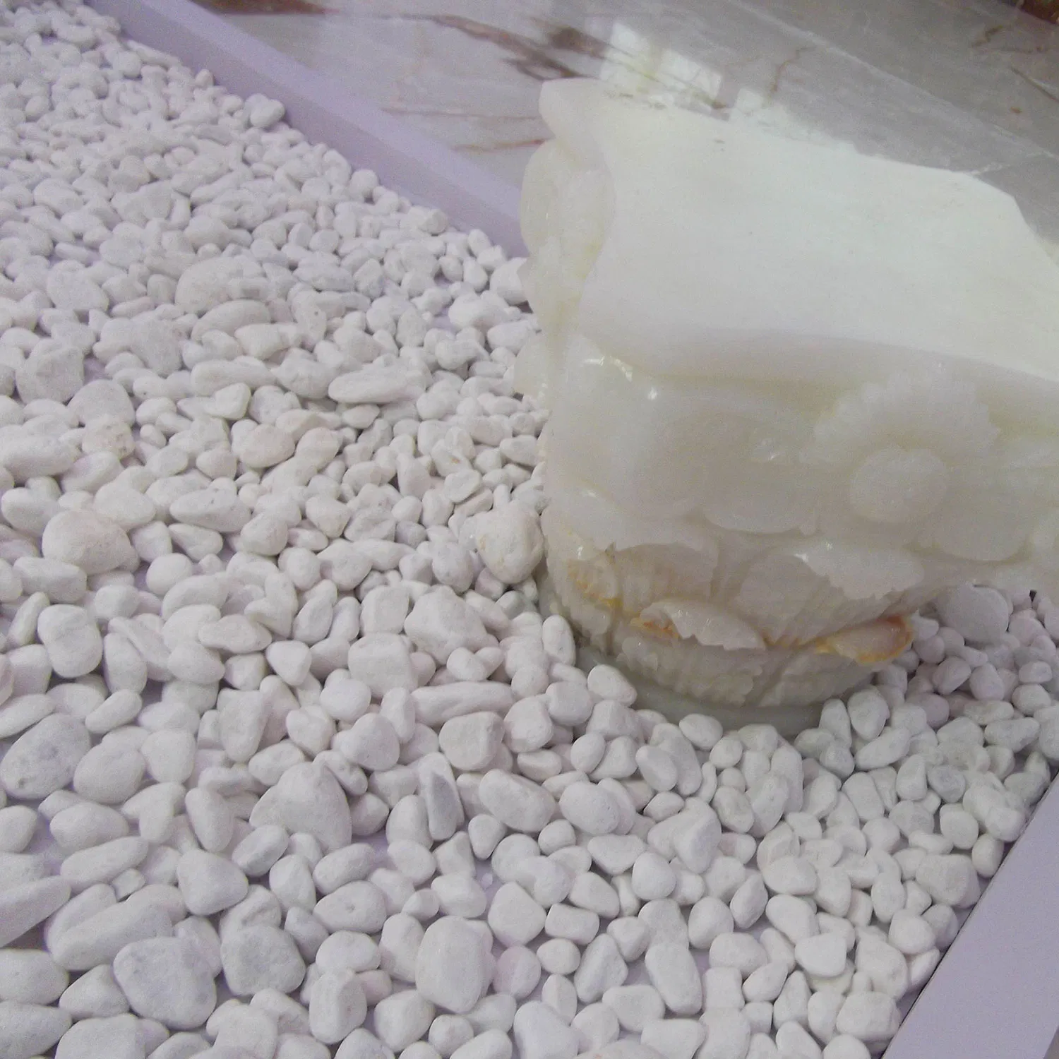 Hot Selling Natural Stone Snow White Cobble Stone for Decoration