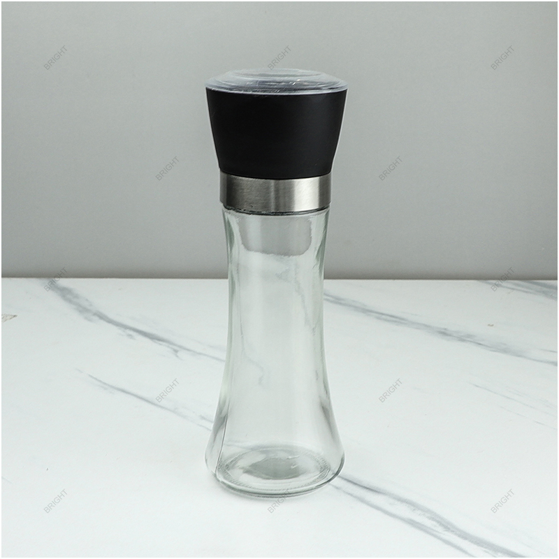 Ручная мельница для специй и соли в стеклянной бутылке