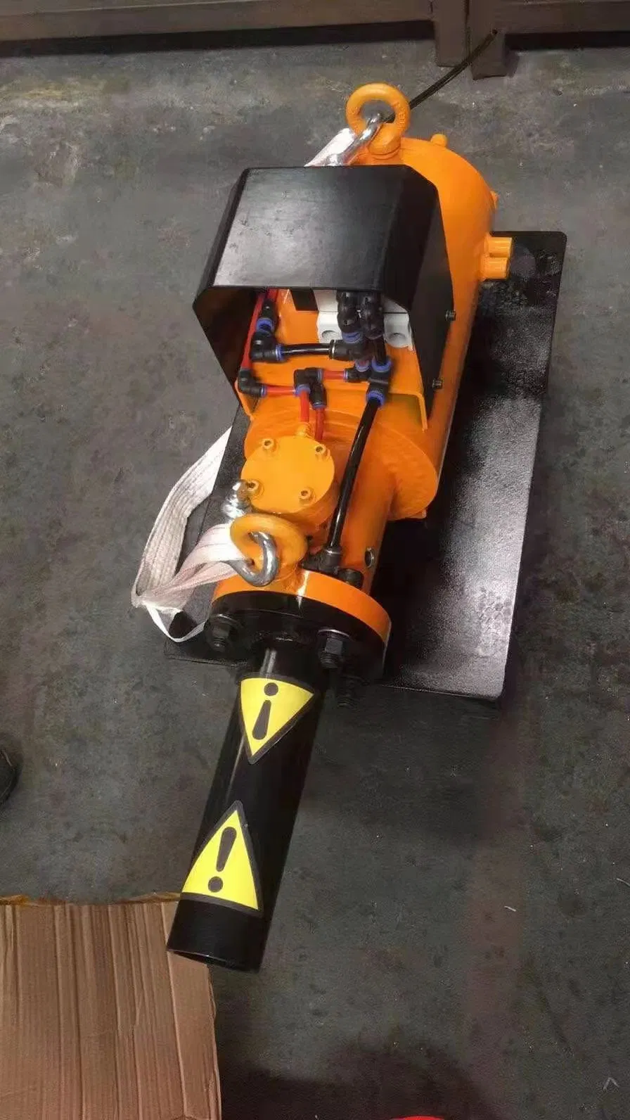 Пневматический молот для удаления литников