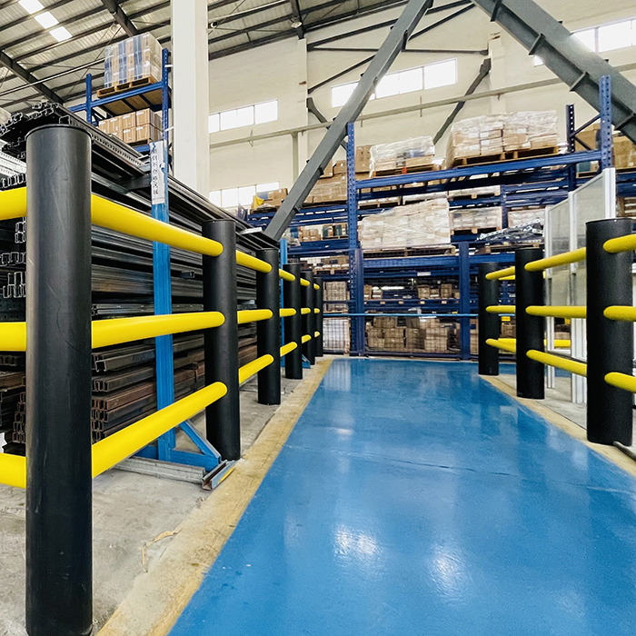 Anti-Collision Stand Column Flexible HDPE Material Crash Barriers Three Rackend Barrier