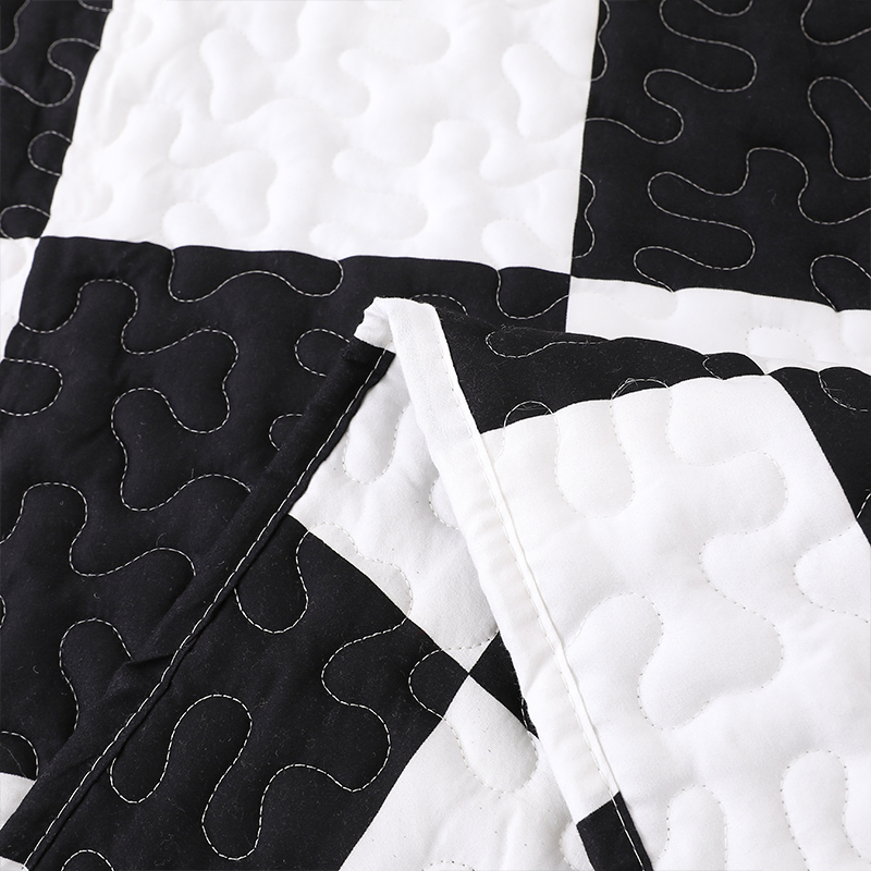 Polyester Microfiber Home Textile Black and White Square Set Queen King Size Quilted Bedspread