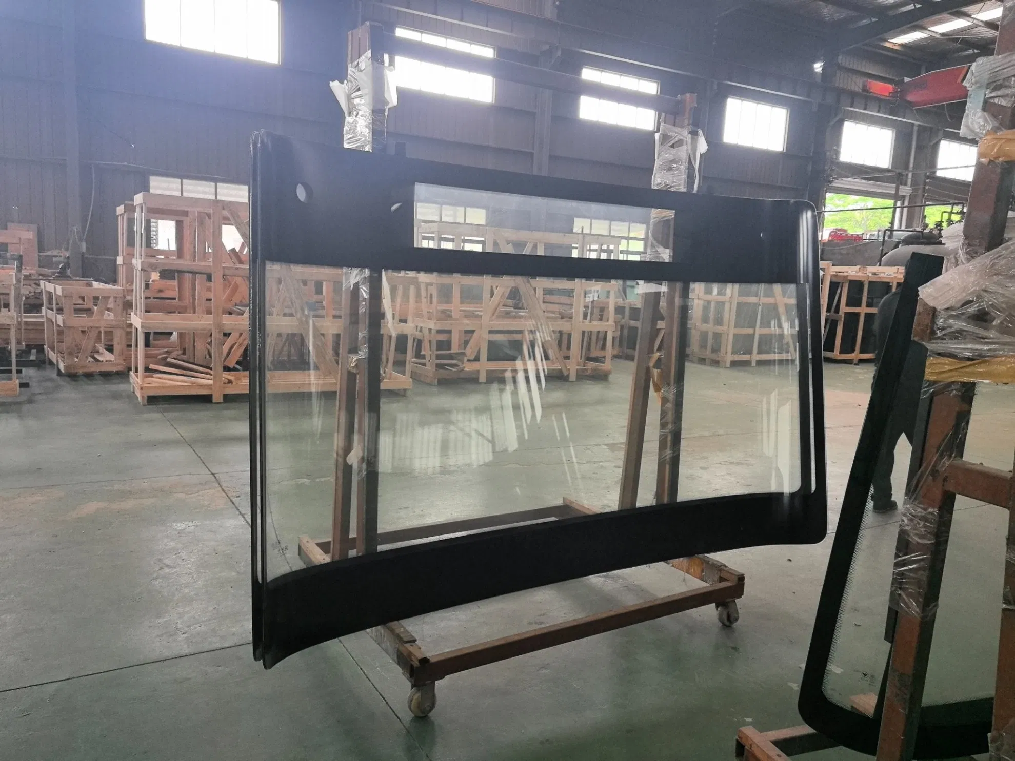 Прозрачное защитное стекло повышенной прочности для лобового окна автобуса