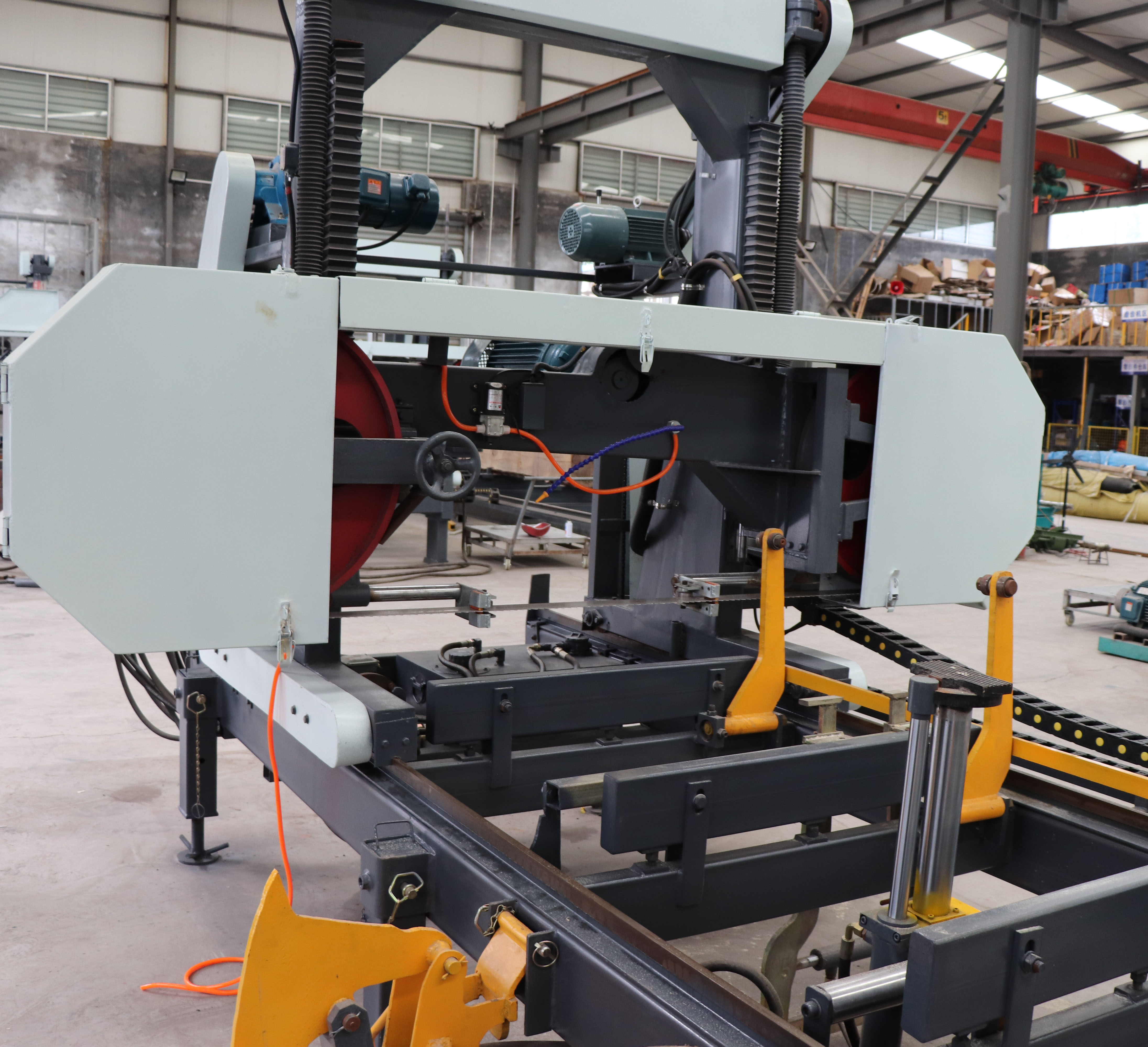 Ленточный шлифовальный станок портативный гидравлический