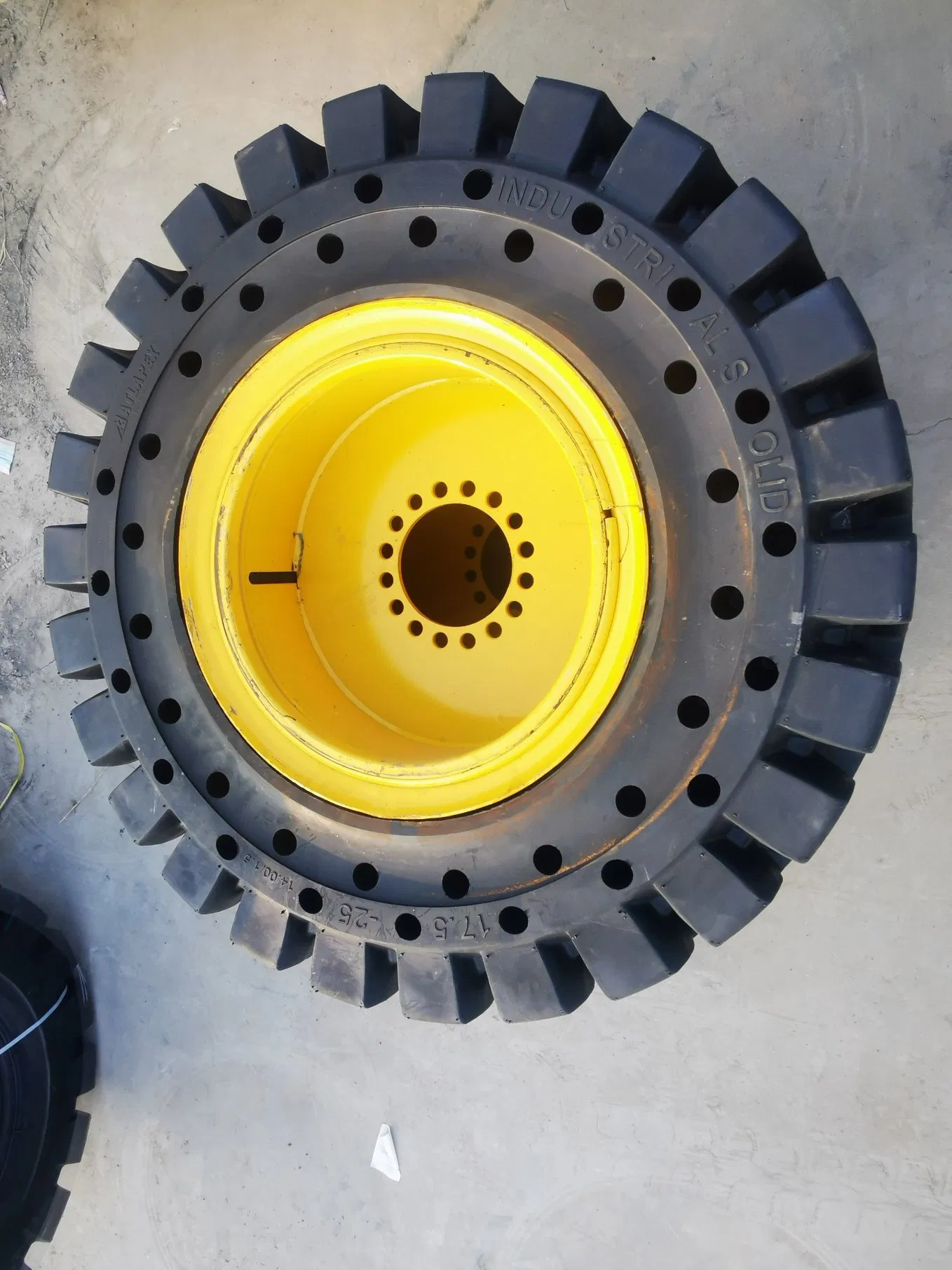 23.5-25 Industrial Solid OTR Tire for Forklift, Mining Truck and Wheel Loader