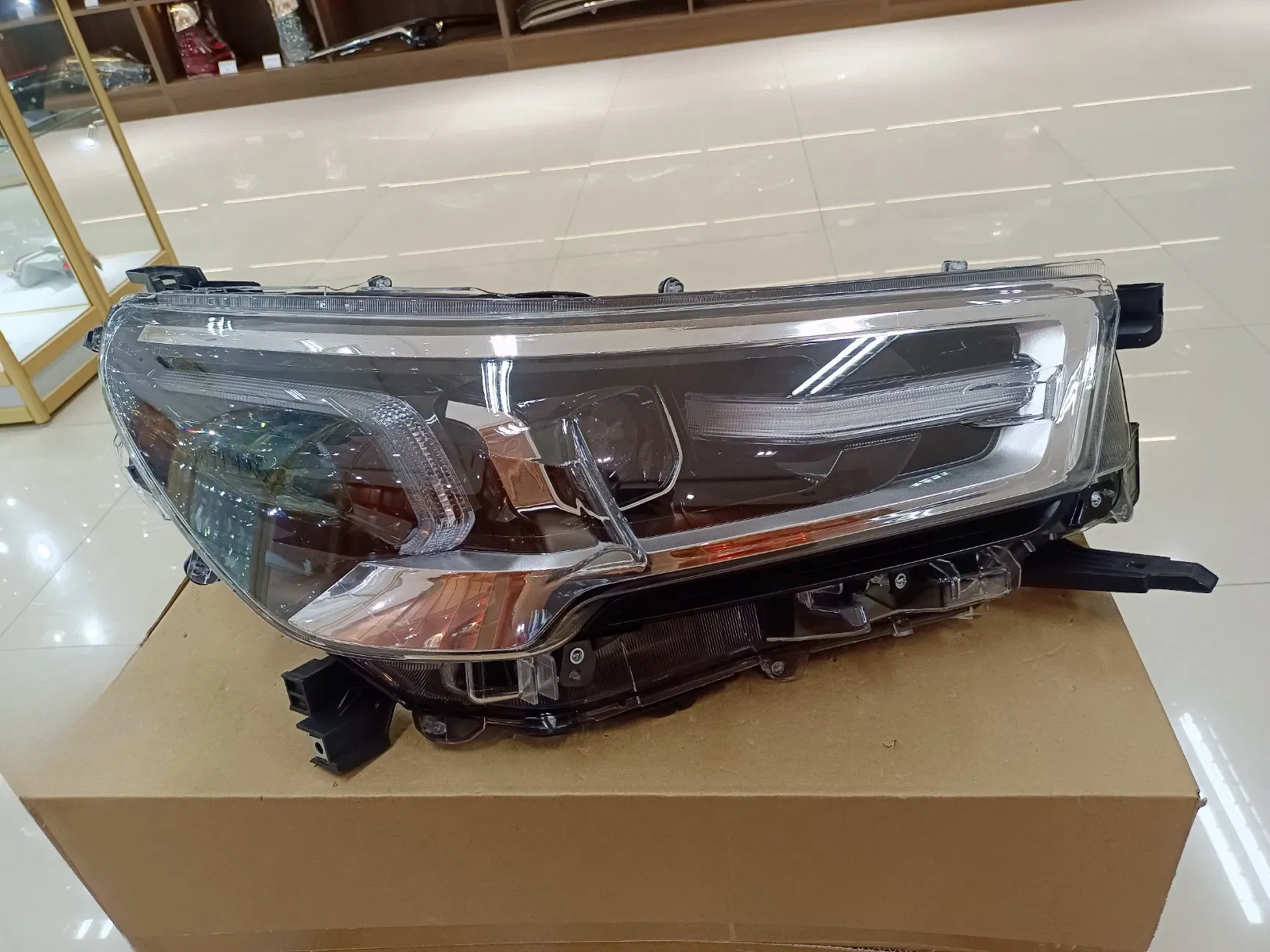 Фара головного света для Toyota Hilux Revo Rocco 2020