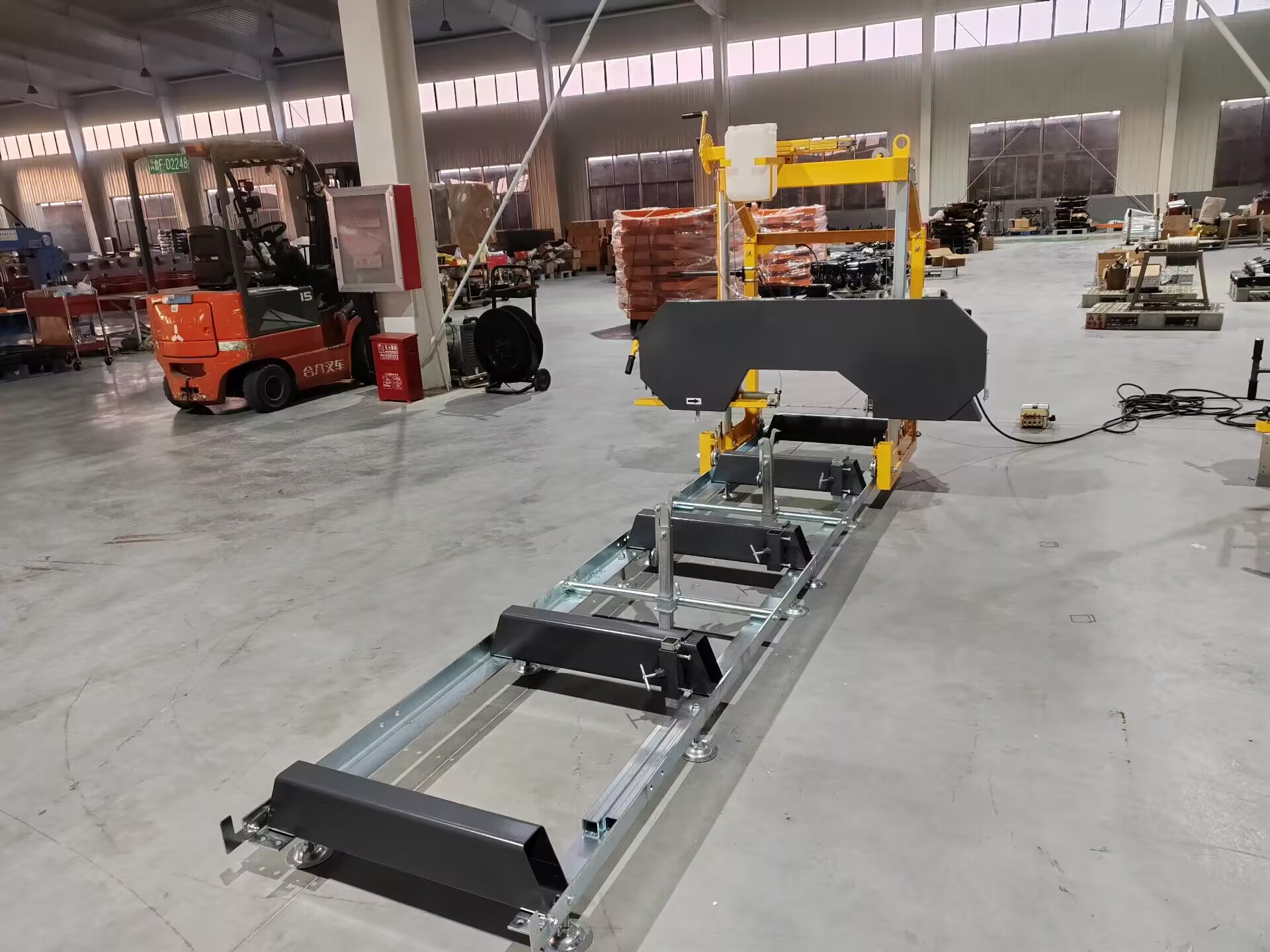 Ленточная пила по дереву горизонтальная для деревообработки