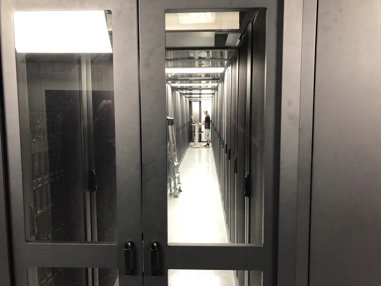 42u Automatic Temperature Control Cold Channel Sealing Cabinet for Data Center