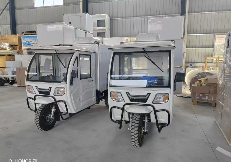 Мотоцикл трехколесный рефрижератор морозильник с холодильной установкой