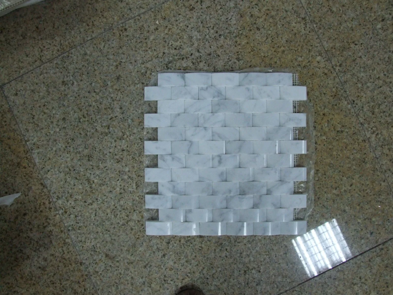 Мозаика из оникса Mixcolor для стен и пола