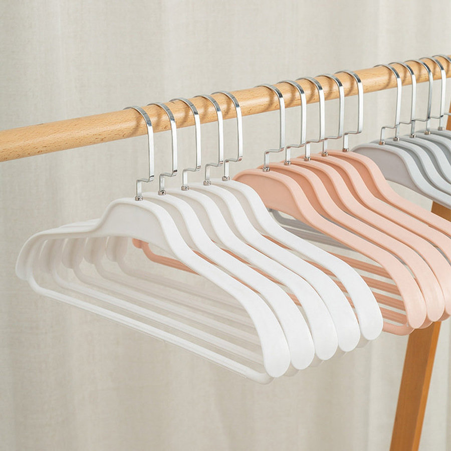 Пластиковая вешалка для одежды с широкими плечиками