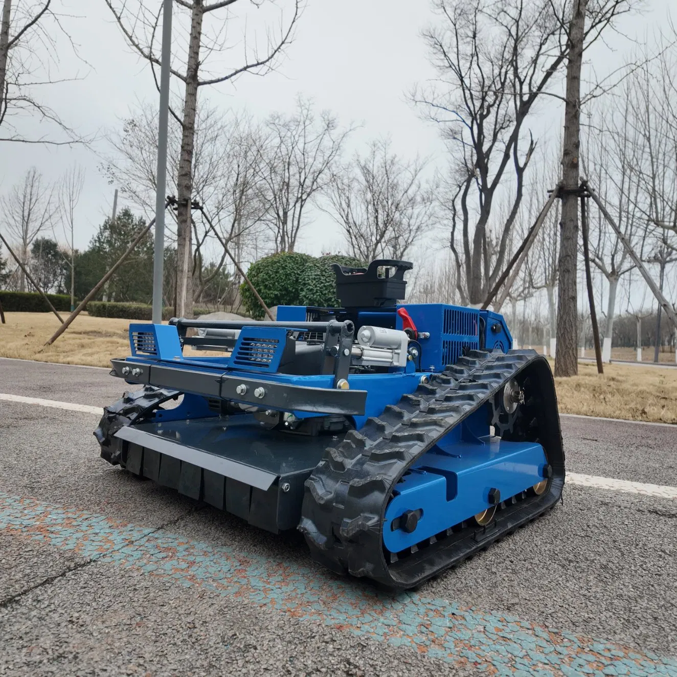 Самоходная газонокосилка-робот на гусеницах с пультом ДУ