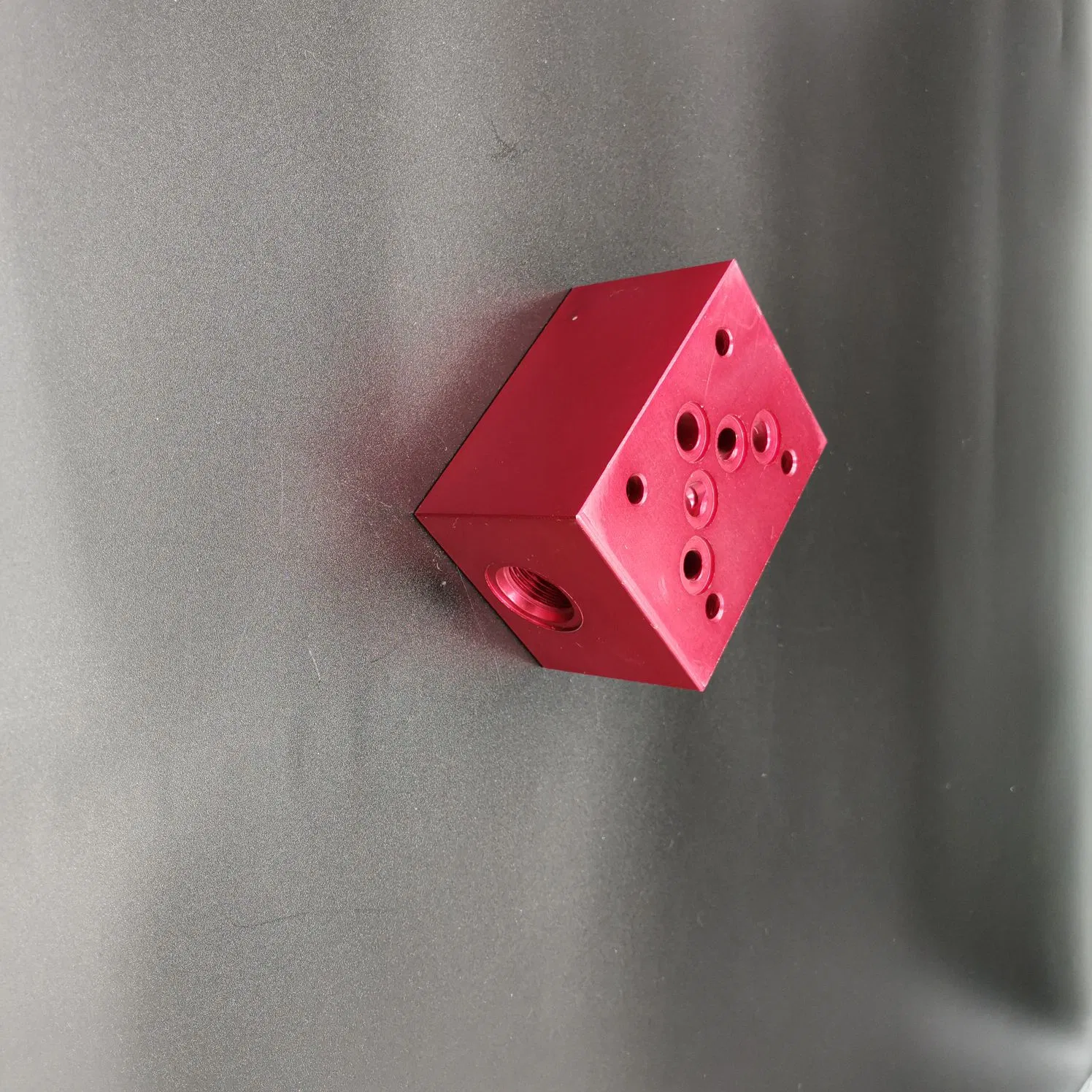 Распределительная плита с ЧПУ обработкой Red Oxidation