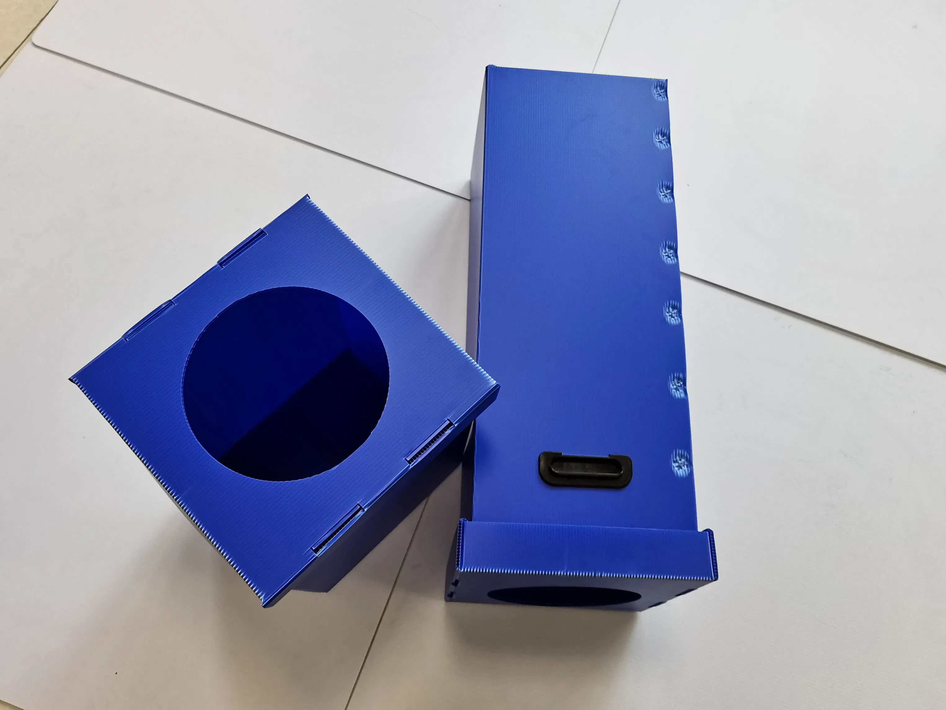 Влагостойкий гофрированный пластиковый контейнер для мусора