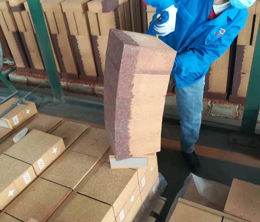 Магнезито-шпинельный кирпич LZR для верхней переходной зоны цементной печи