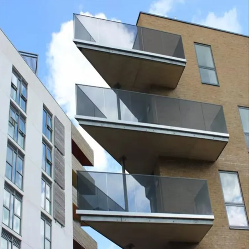 USA Standard Frameless Grey Glass Outdoor Railing Aluminium Base for Balcony or Terrace