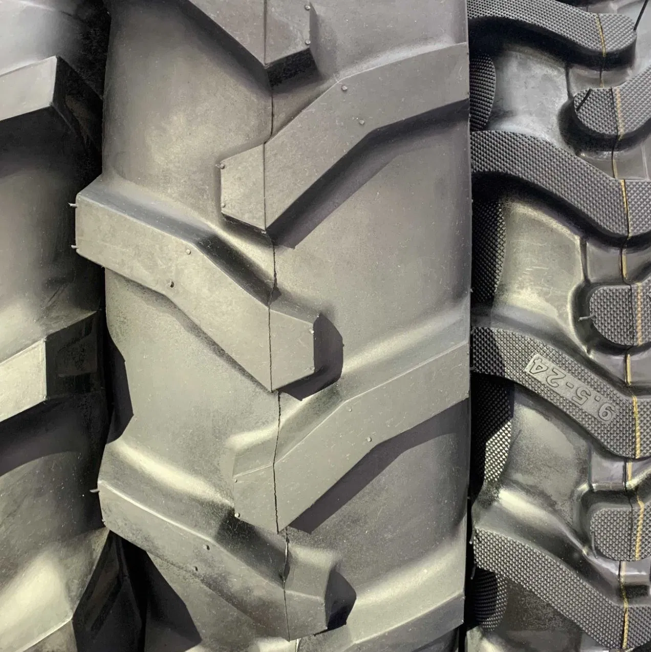 Herringbone Radial Tractor Tire for Corn Harvesters 380/85R34 420/85R34 460/85R34