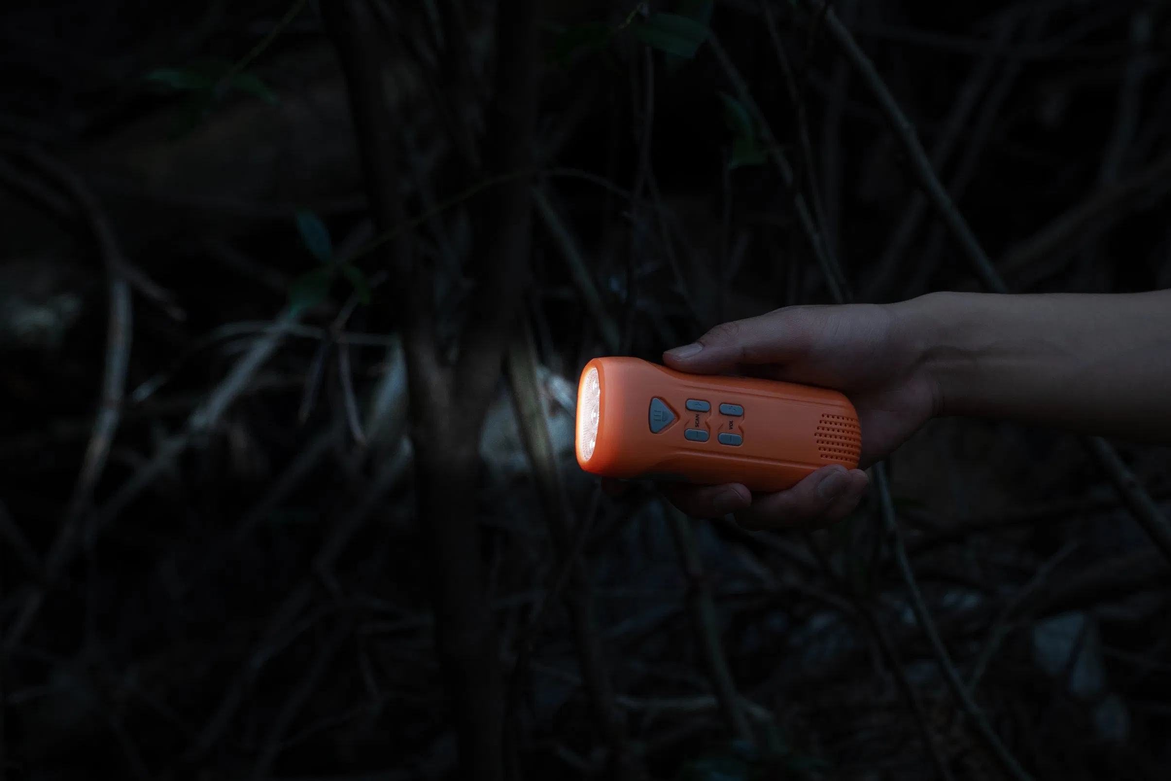 Мини-радио с динамо-машиной, фонариком и Power Bank