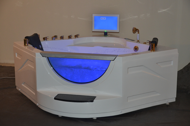 Угловая гидромассажная ванна с ТВ в европейском стиле