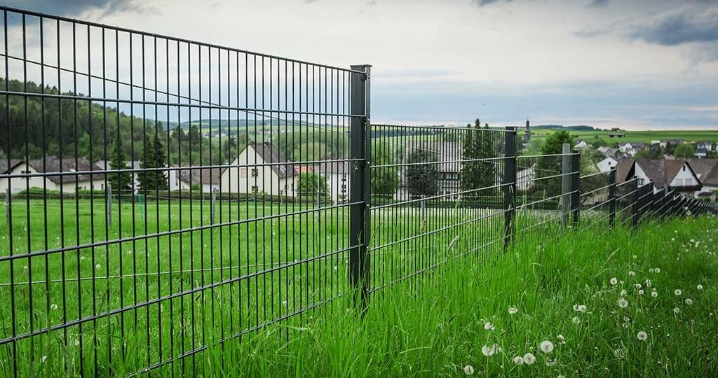Contemporary 2D Fencing Solutions for Modern Home Exteriors