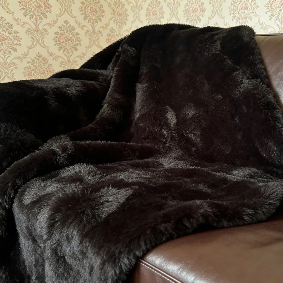 Dark Luxury Fluffy-Touch Sofa Warm Skin-Friendly Faux Rabbit Fur Blanket