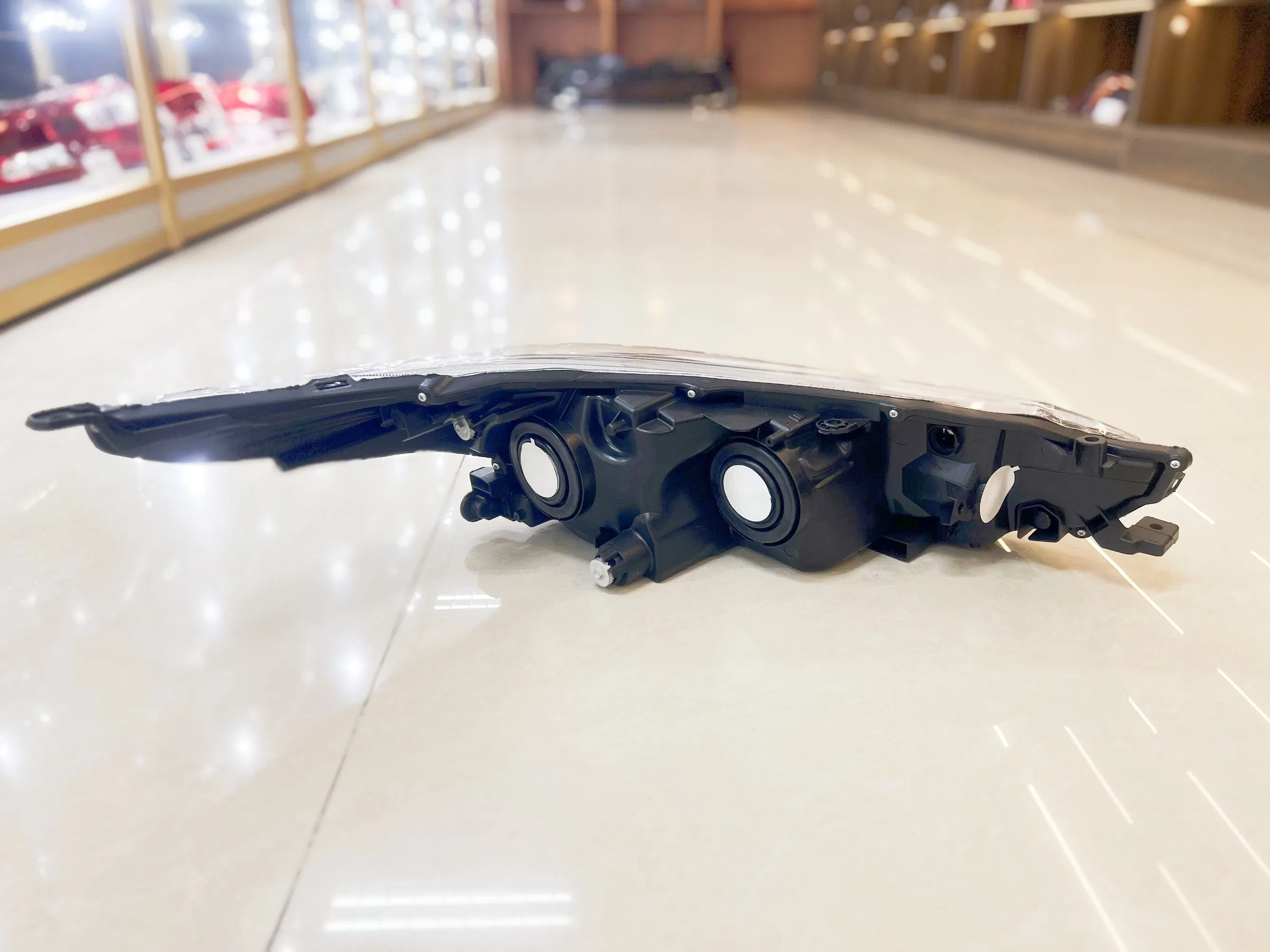 Фара головного света для Toyota Yaris 2019