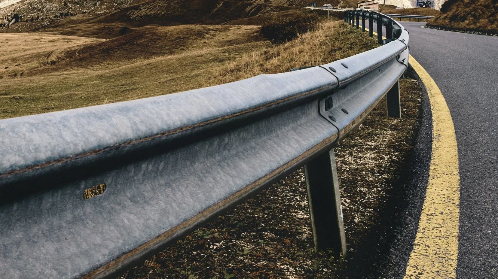 China Manufacturer Hot Dippped Galvanized Steel W Beam Highway Guardrail