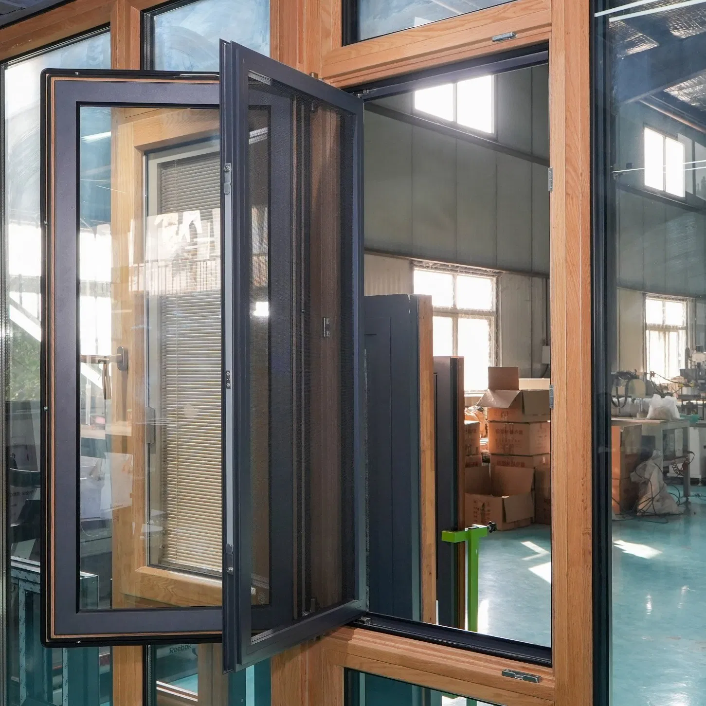 Алюминиево-деревянное окно с москитной сеткой