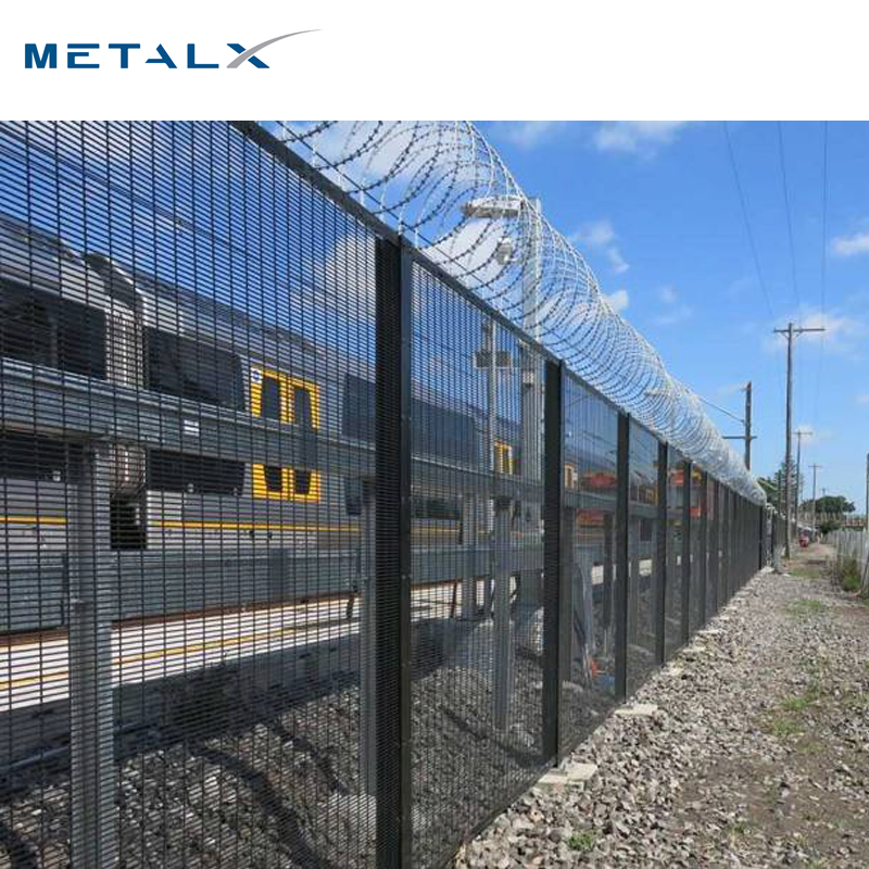 High Quality Powder Coated Welded Wire Mesh Anti Climb Curved Mesh Airport Fencing with Razor Barbed Wire