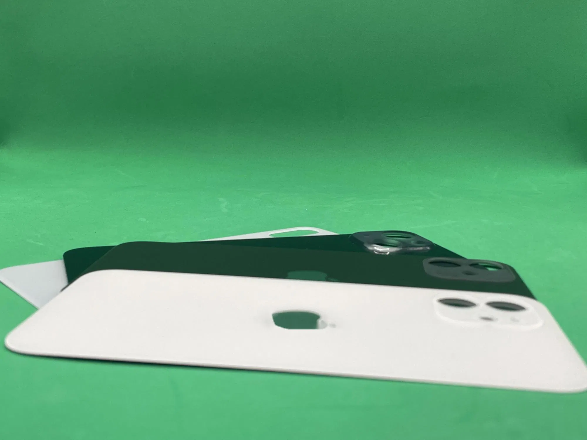 Заднее стекло для iPhone 8 Plus / XR, закаленное, с большим отверстием