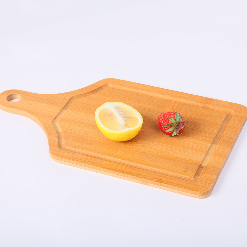 Разделочная доска из бамбука с гравировкой и ручкой