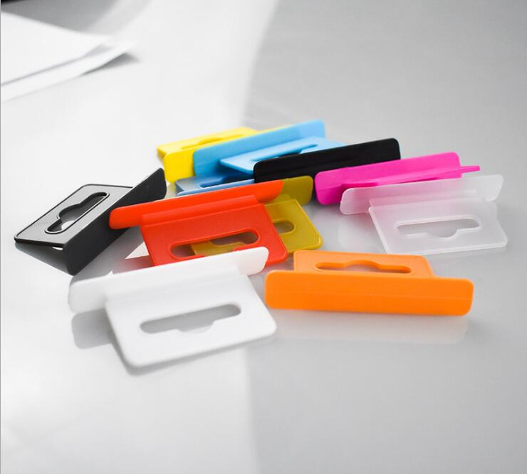 OEM Manual Chinese Plastic Hooks Injection Parts Hang Tabs with PP ABS or PC Material
