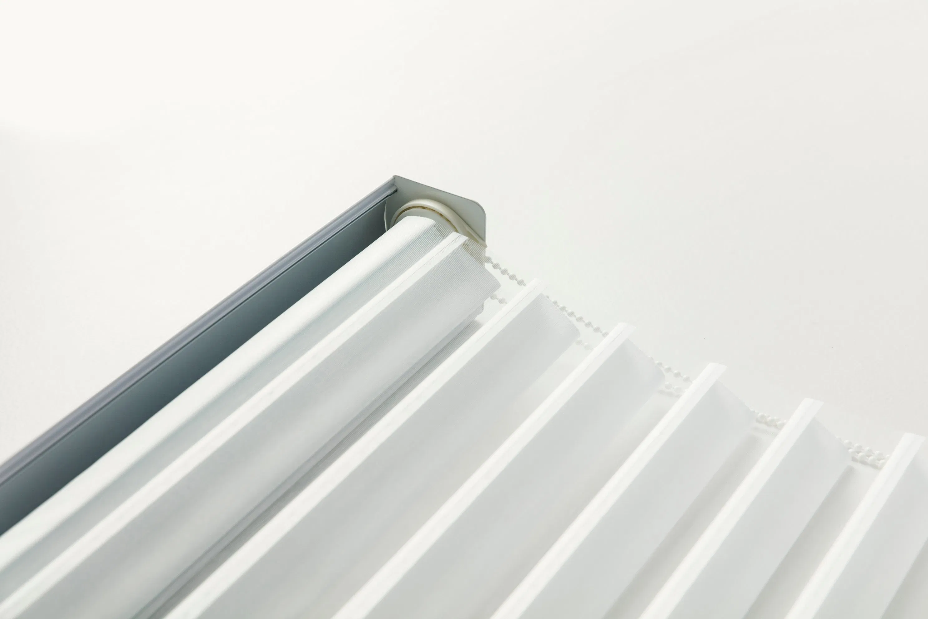 Sisheng Hand Control Shangrila Blinds by Light Filtering Fabric for Elite Decor