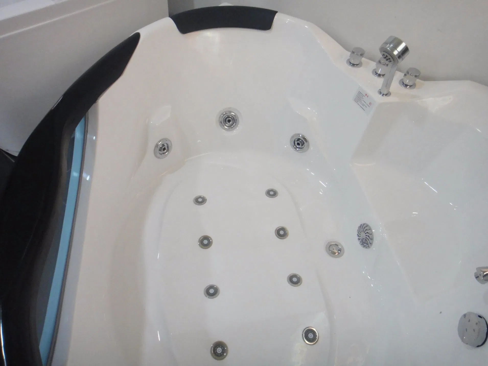 Угловая ванна с гидромассажем и компьютерным управлением