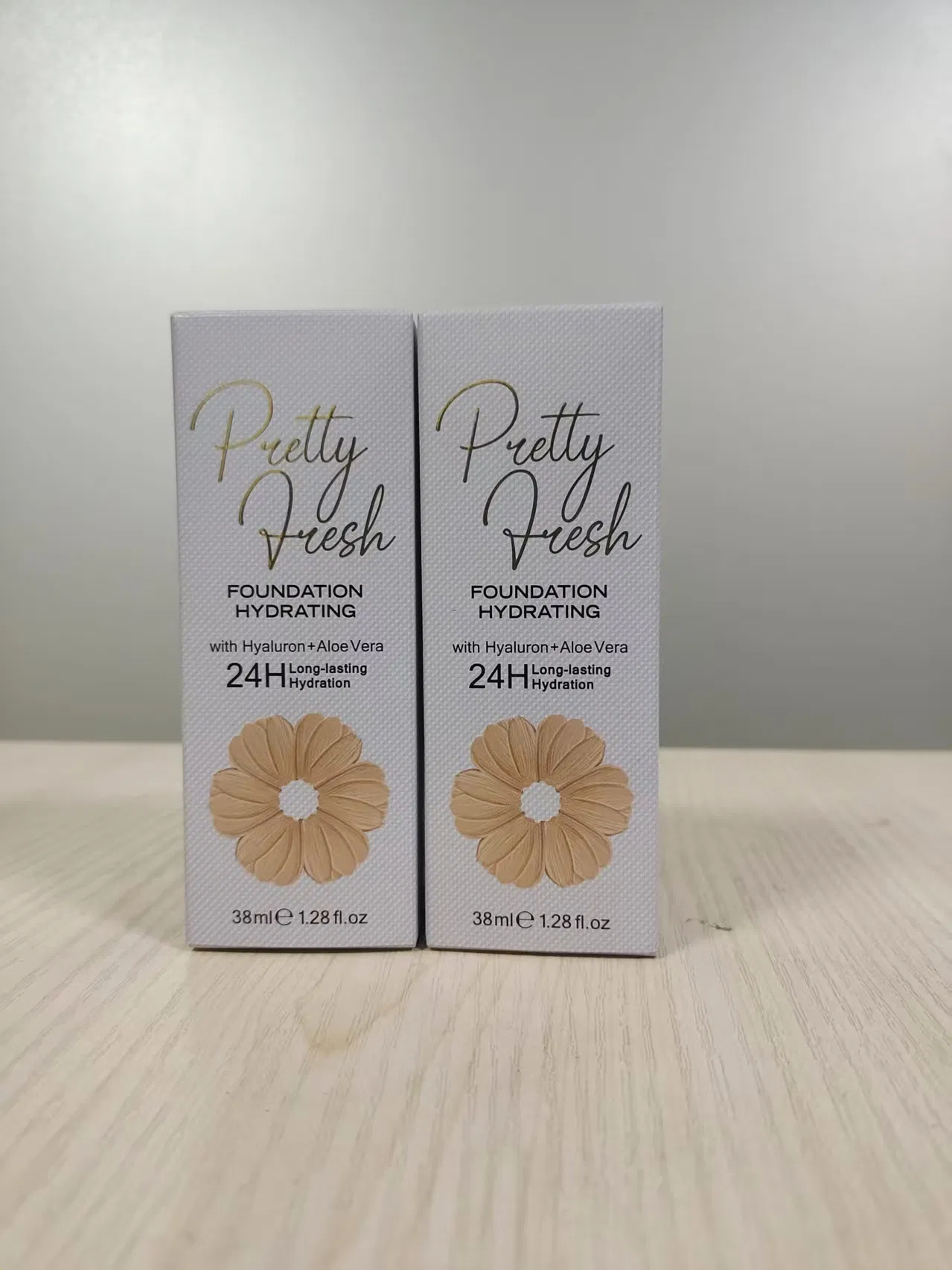 Pretty Fresh Foundation Hydrating with Hyaluron + Aloe Vera 24 H Long-Lasting Hydration