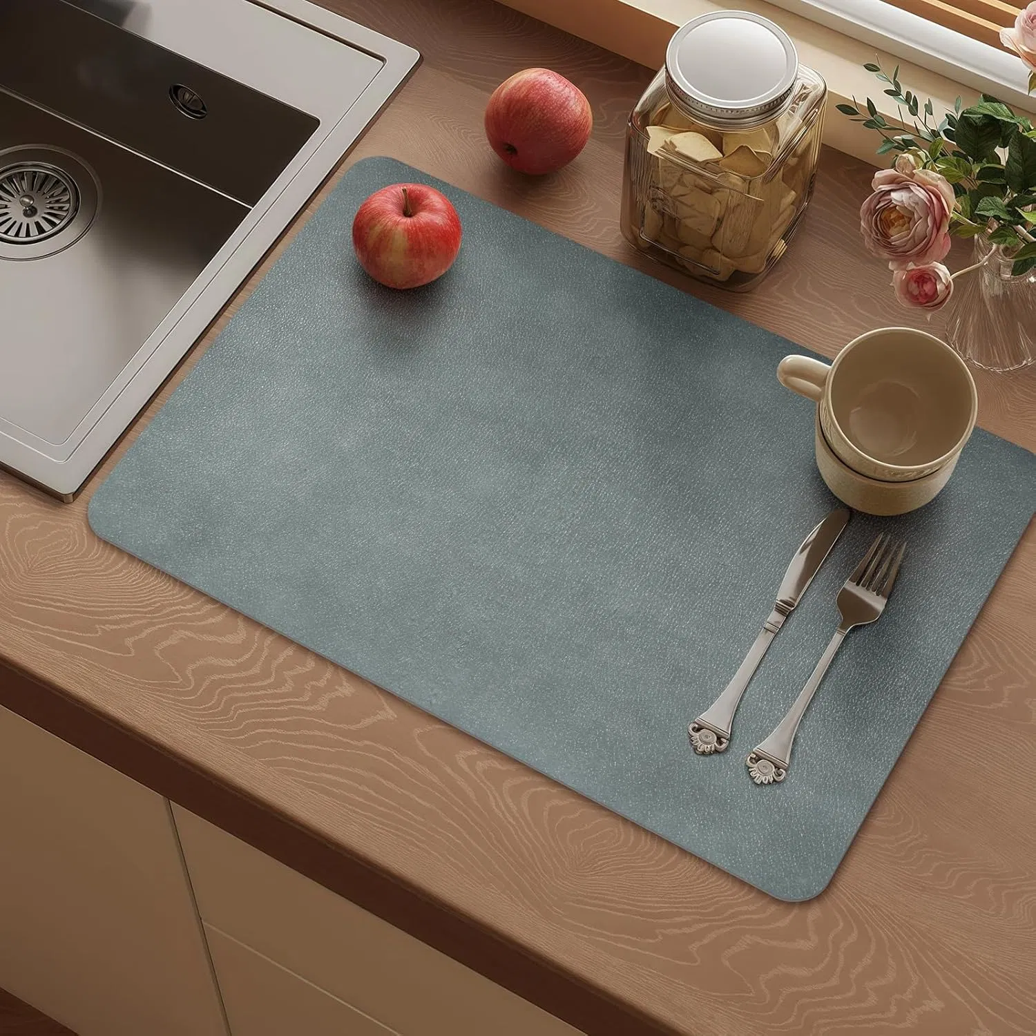 Vinyl Placemats Set of 6-12X17 Inch - Heat Resistant Washable Place Mats Waterproof Non-Slip Wipeable Table Mats for Dining Table Decor, Indoor/Outdoor Plastic