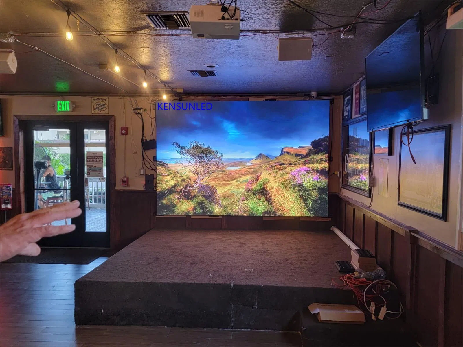 Indoor HD LED Display Screen P1.86 Pixel Pitch LED TV for Coffee Shope