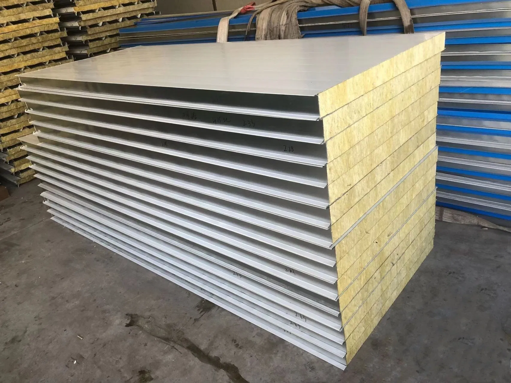 Customized Chinese Manufacture Price Customized Fireproof Prefabricated Container Home Roof Rock Wool Thermal Insulation Roofing Sandwich Board Wall Panel