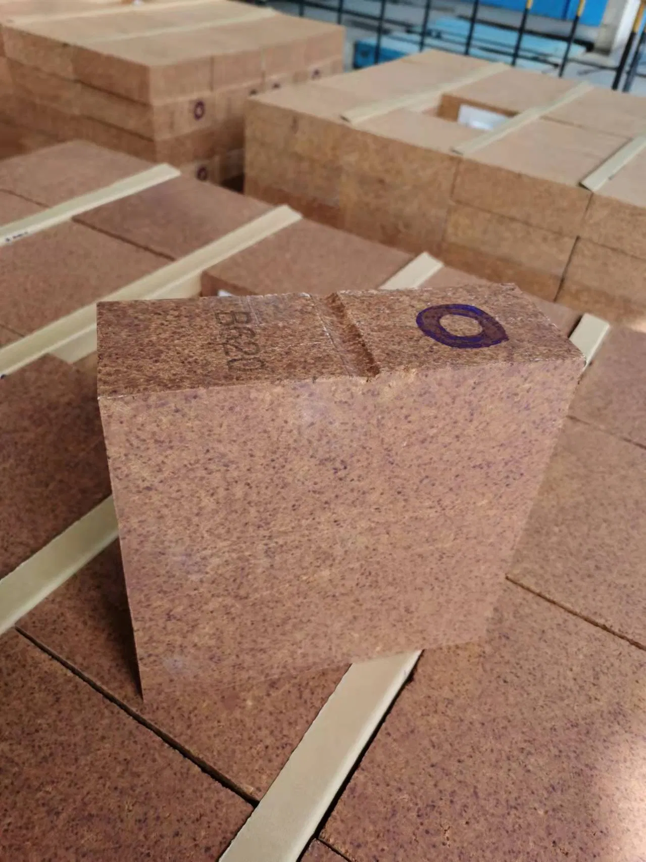 Магнезитовый огнеупорный кирпич для зоны обжига вращающейся печи