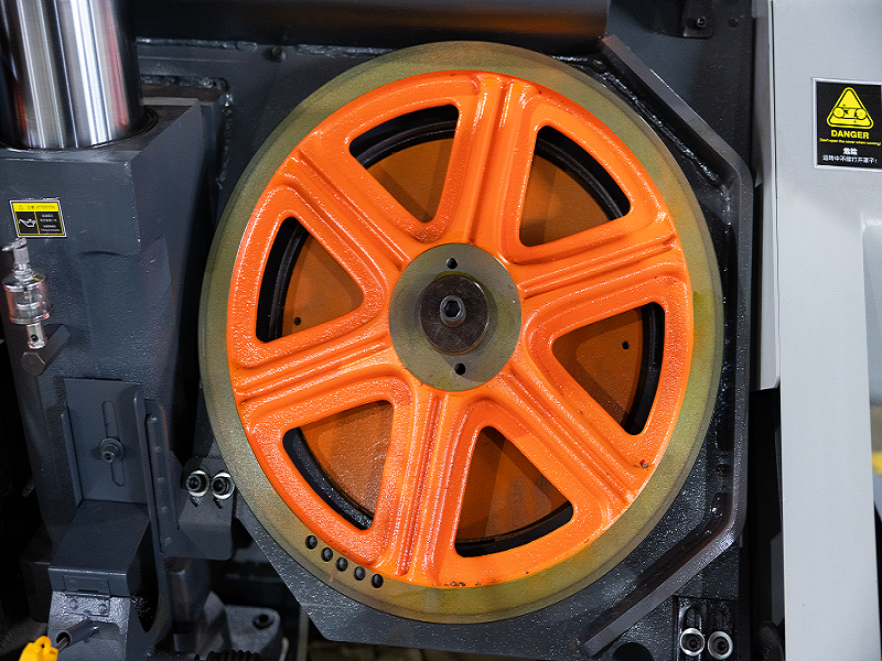 Ленточная пила по металлу горизонтальная HSM330CNC