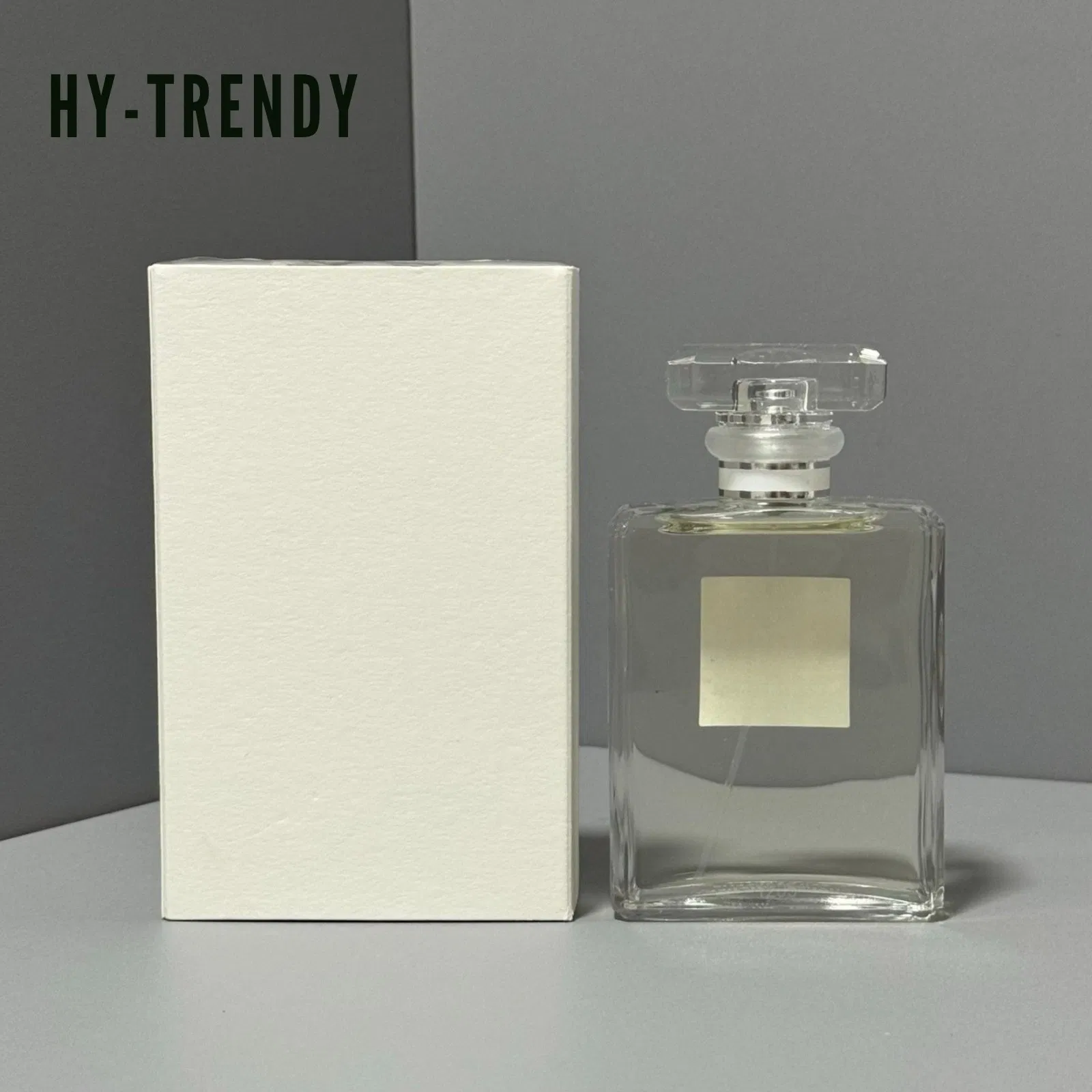 Женские духи в стеклянном флаконе, цветочный аромат