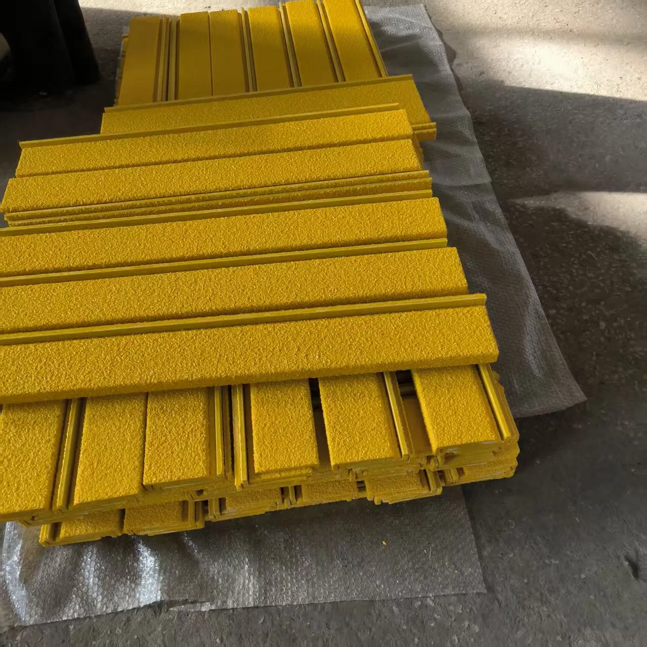 FRP-Based or GRP-Based Carborundum Stair Tread Nosing / Abrasive Stair Tread Nosing
