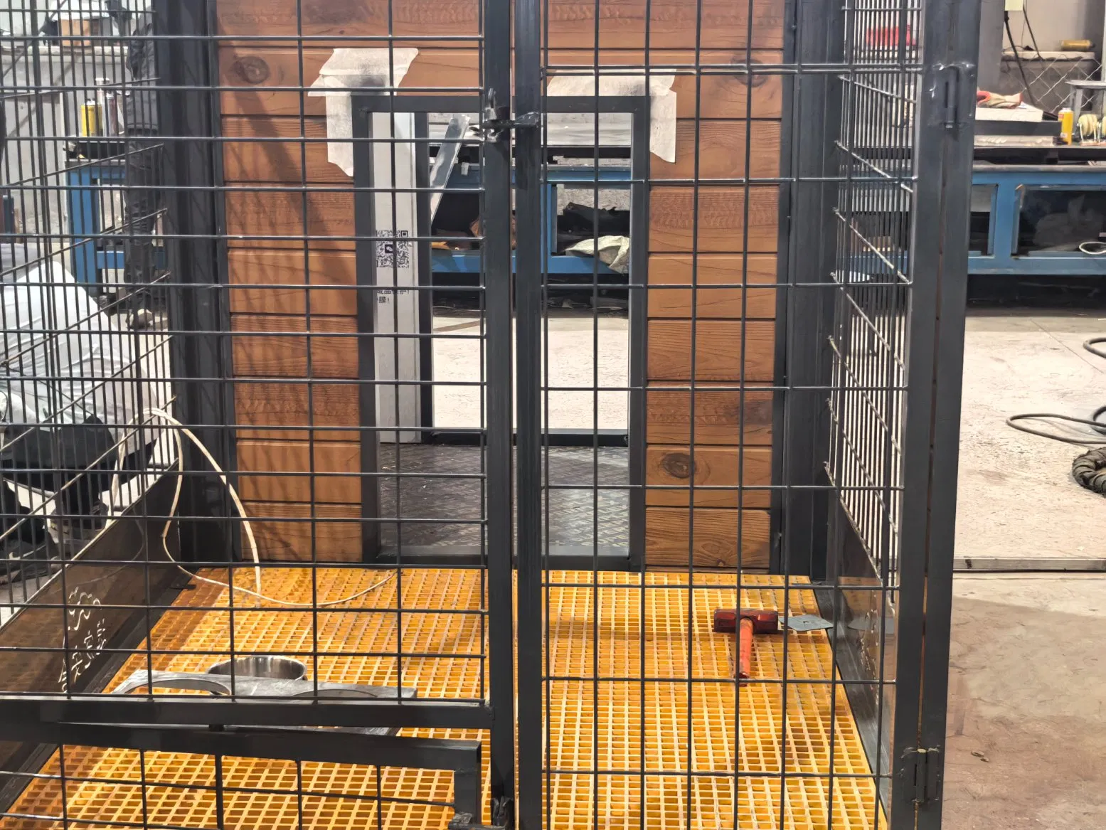 China Supplier Direct Sales All Sizes of All Seasons Rainproof Insulated Ventilation Modern Luxury Solid Wood Dog House