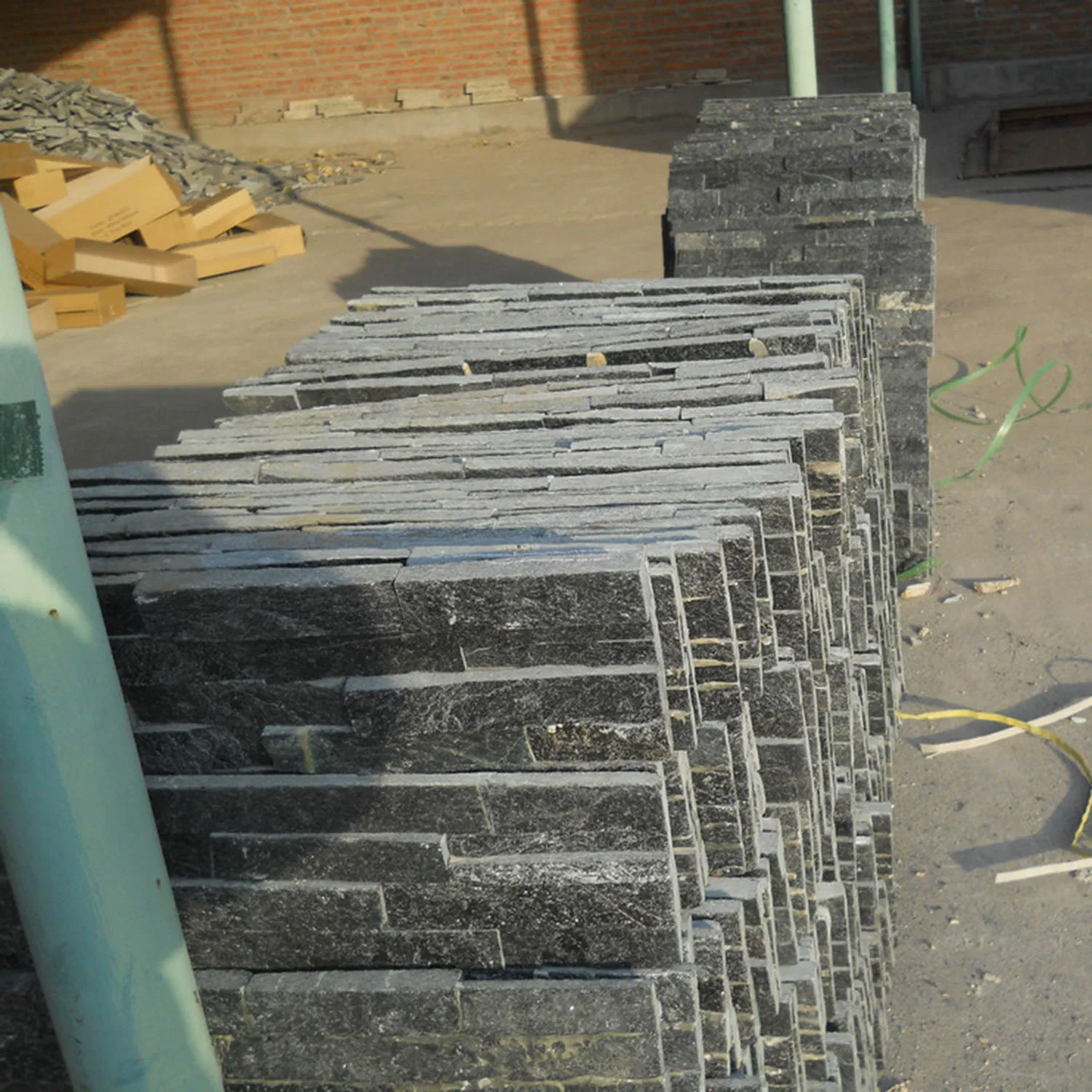Wholesale Z Type Black Grey Quartize Stacked Stone Cultured Stone on House